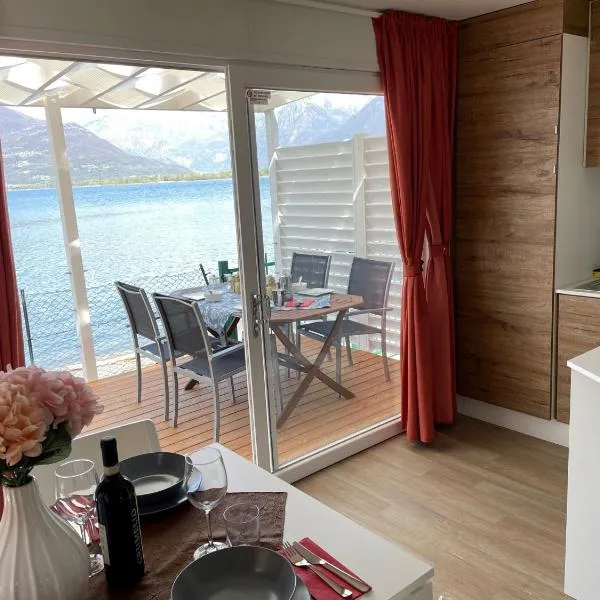 Bungalow Lido di Colico, front lake and city center, hotel v destinaci Colico