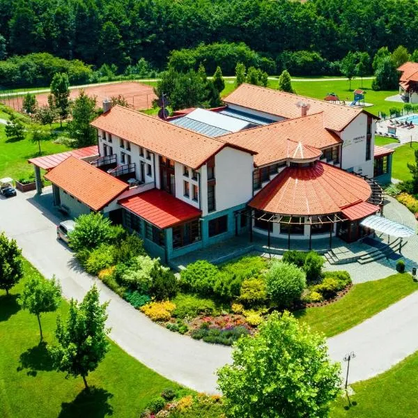 Bakony Resort - a Felnőttbarát Hotel - Szarvaskút Vendégpark, khách sạn ở Zirc