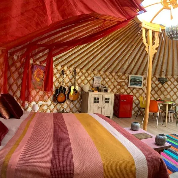 Overnachten in een luxe yurt!, hotel v destinaci Zonnemaire