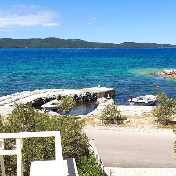 Beach Apartment w Sea Views, 3x Bedrooms w En-Suites