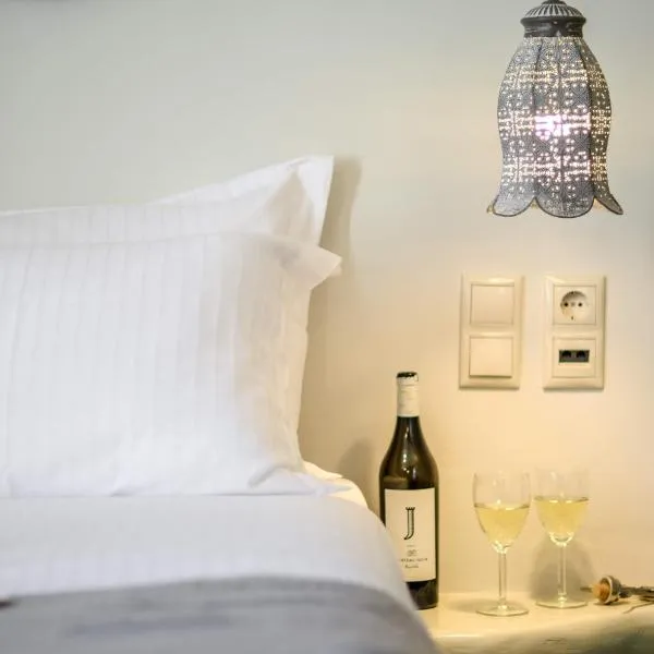 Africanis Suites、スキヌサのホテル