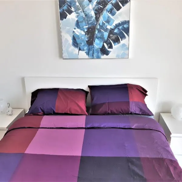 Luxury skyline condo in downtown FREE 24/7 parking, hotel v destinaci Winnipeg