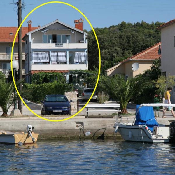 Apartment in Kukljica with sea view, terrace, air conditioning, Wi-Fi (4567-3)