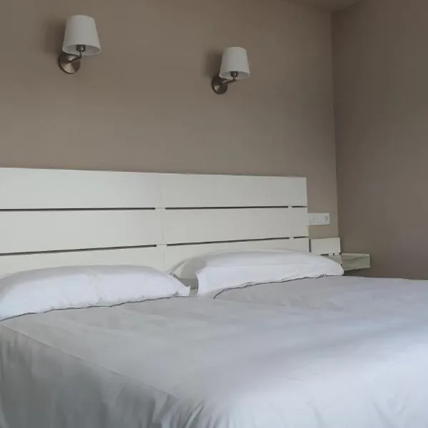 Hotel Román, hotel di Naveces