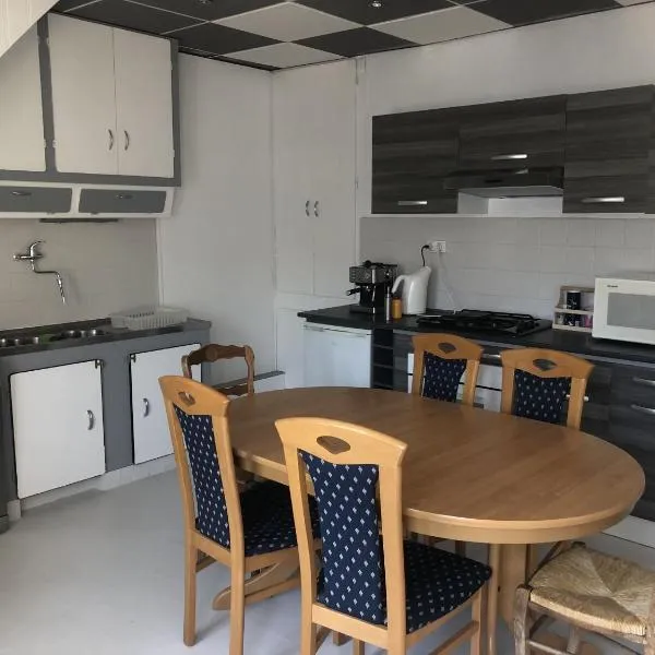 Chambres individuelles avec partie commune ou logement entier si disponible Via Rhôna, hotel in Vulbens