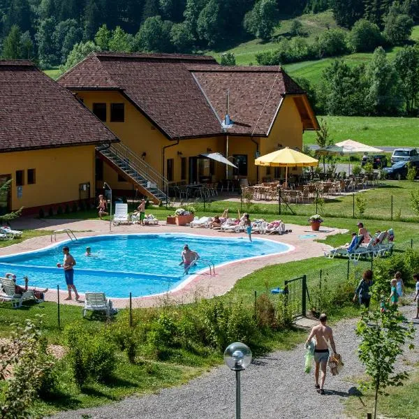 Happy Camp Mobile Homes in Camping Bella Austria, ξενοδοχείο σε Sankt Peter am Kammersberg