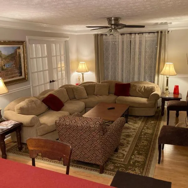 Spacious 3 Bedroom 2 bath Condo close to Five-points in Athens, hotel in Athens