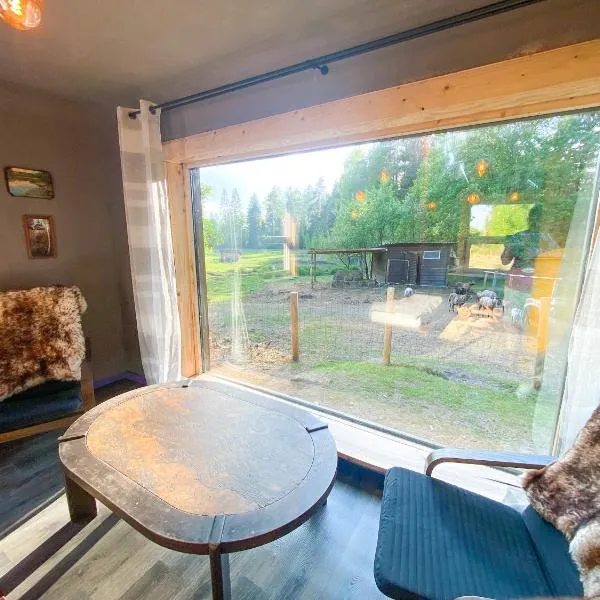 Lake Deer Park Retreat with Hot Tub & Sauna, hotel en Talsi