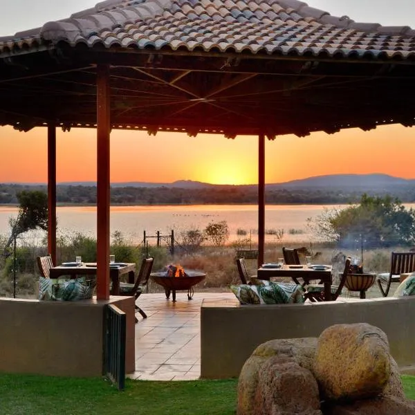 Kameeldrift Waterfront Estate & Resort, hotel v destinaci Brits