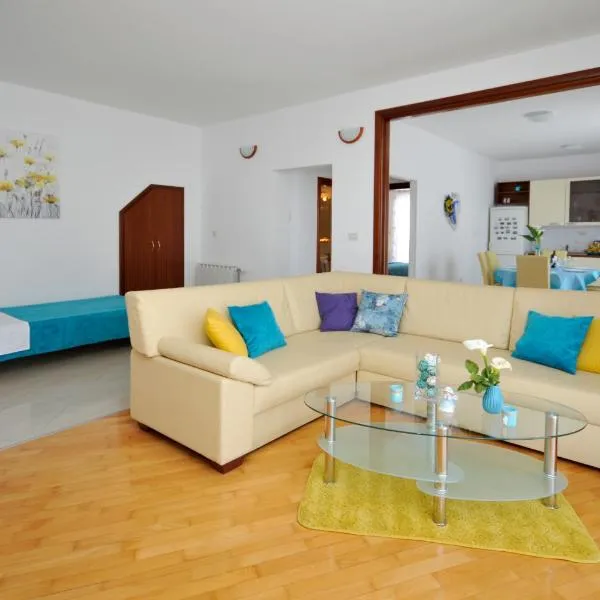Apartments Roza, hotel en Trogir