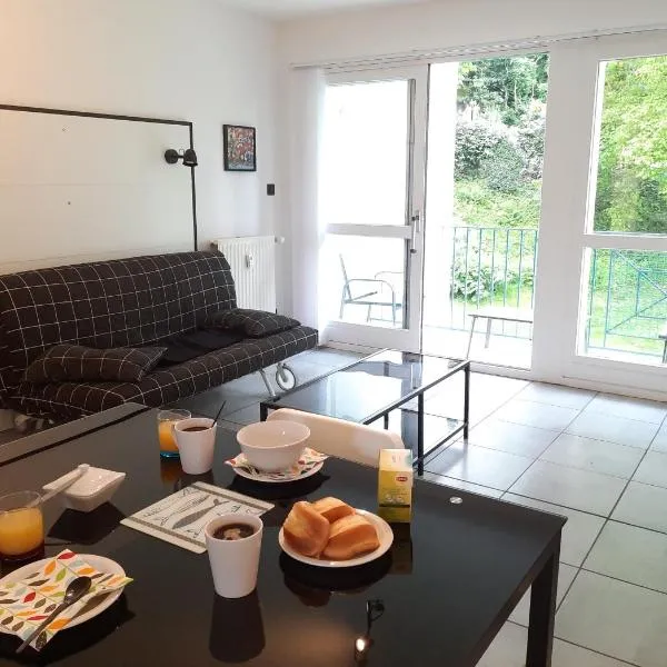 La Poterie - Appartement avec balcon et parking privé, hotel v mestu Quimper