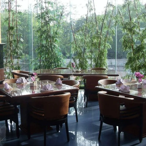 Hotel Oval, hotel in Surabaya