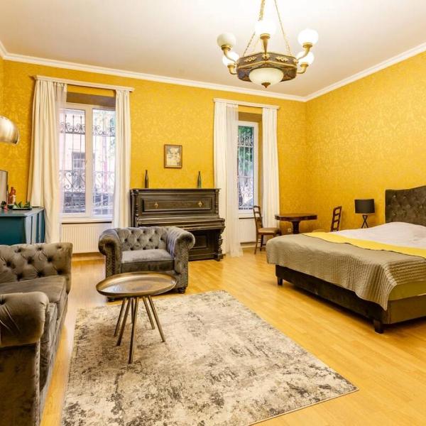 Old Piano Apartment