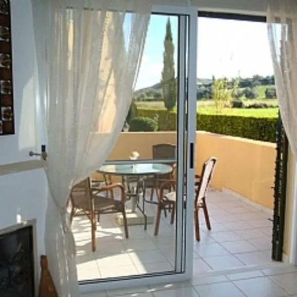 2 Bed House - Sleeps 4 - Pool - Garden - Parking, Hotel in Polis Chrysochous