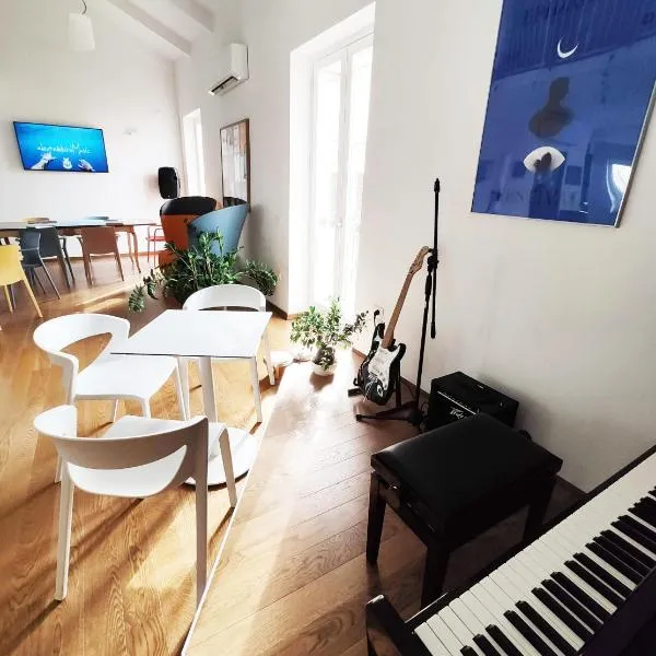 Tric Trac Hostel, hotel in Naples