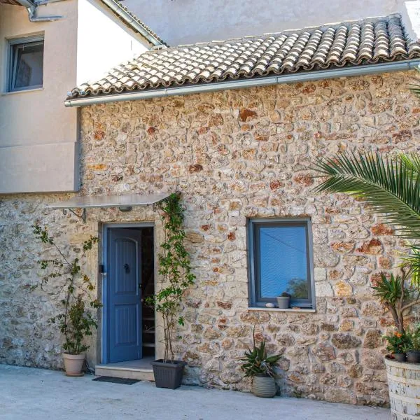 Luxurious bungalow in Ipsos beach, Hotel in Ýpsos