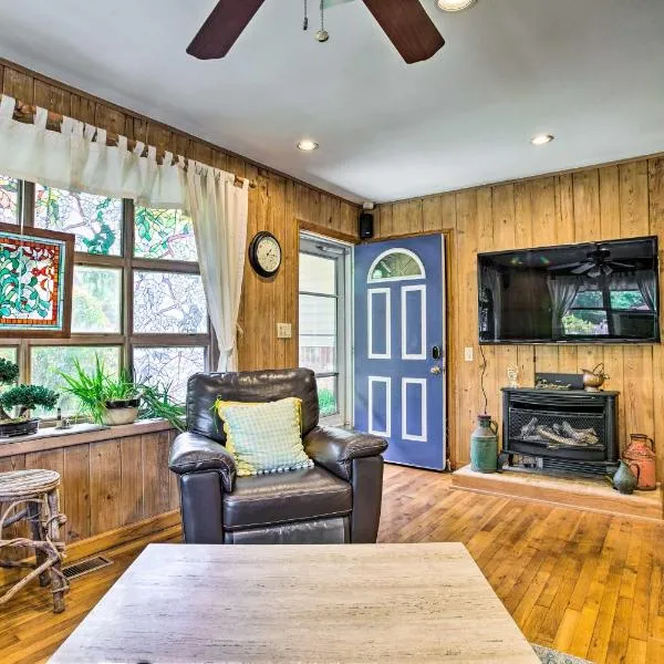 Charming Hampton Bays Home 5 Mi to Coopers Beach, ξενοδοχείο σε Hampton Bays