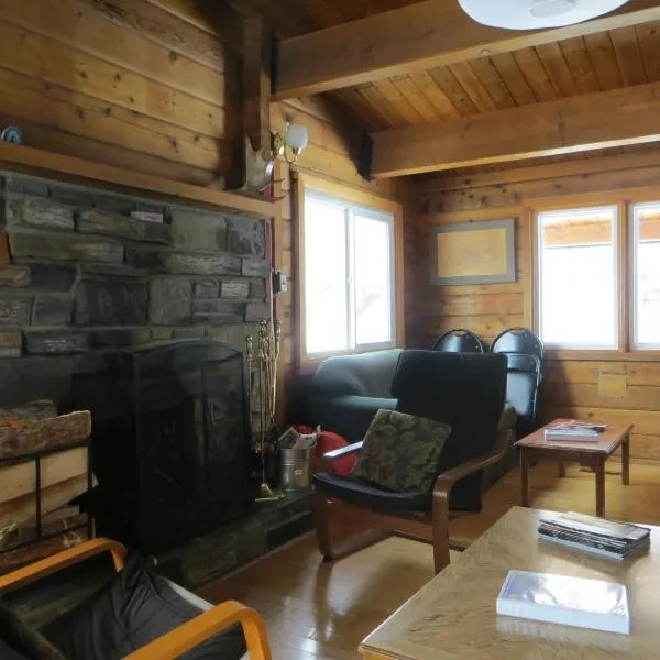 HI Kananaskis Wilderness - Hostel: Kananaskis Village şehrinde bir otel