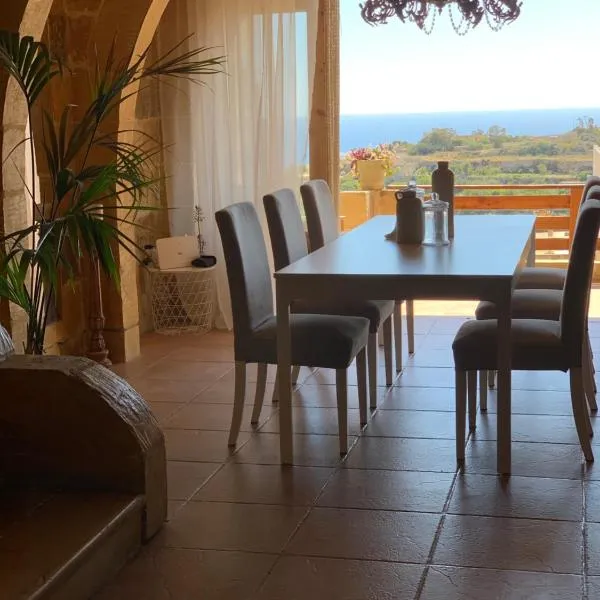300y/o Farmhouse BLUE LAGOON VIEWS /AC/POOL QALA, hotel v destinaci Qala