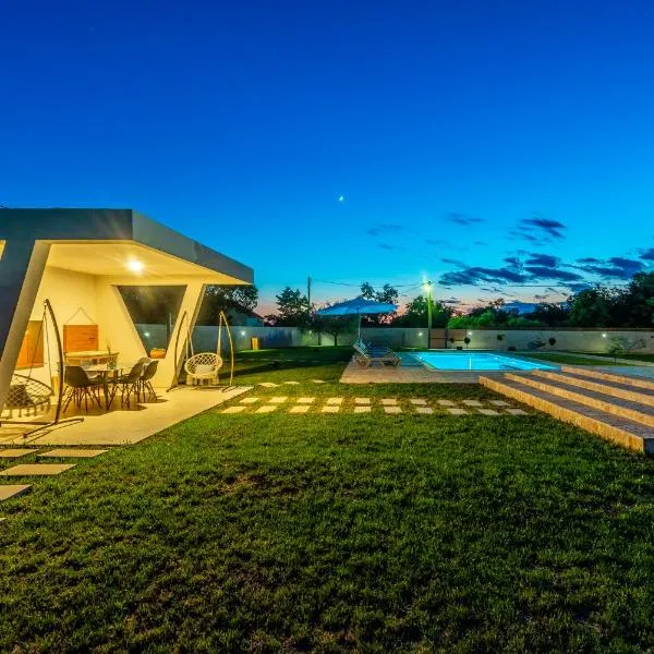 S&I Peaceful Holiday Home With Pool & Jacuzzi, hotel v mestu Galovac