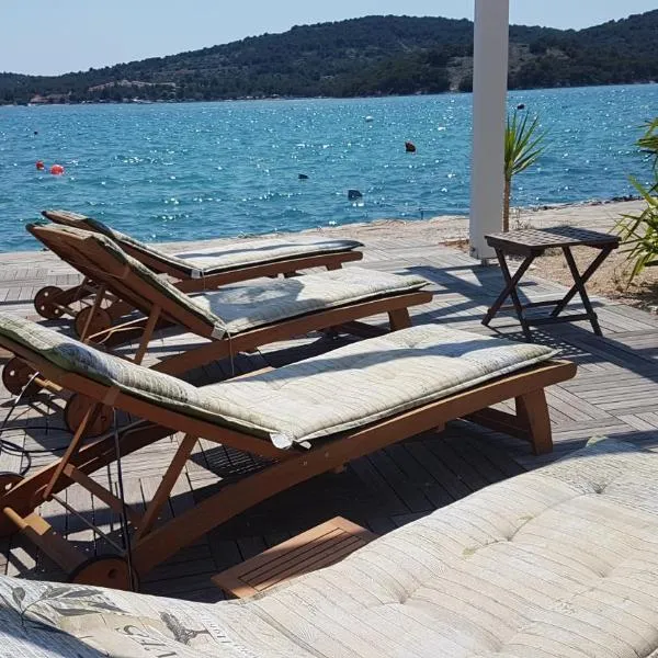 Apartments Antonio, hotel v destinaci Tisno