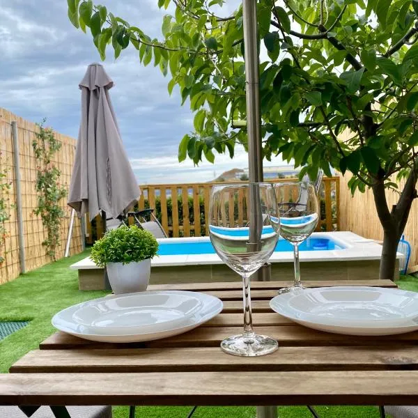 Suite Breeze - Private Heated Pool, hotel v Malaze