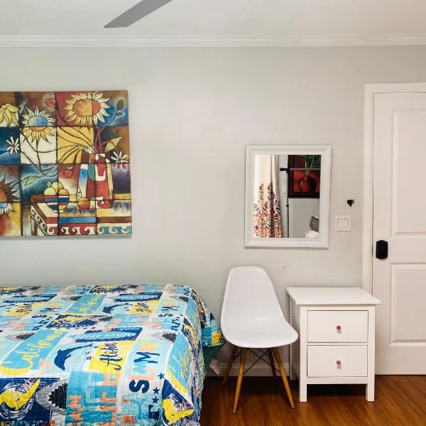 Costa Mesa Homestay - Private Rooms with 2 Shared Baths and Hosts Onsite, hotel in Costa Mesa