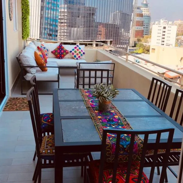 Apartament Condo Amueblado, ENCOMENDEROS 200 El Golf, Las Condes Santiago con vista al Costanera Center, hotel in Santiago