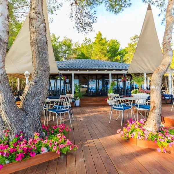 ECUADOR Resort, khách sạn ở Zvërnec