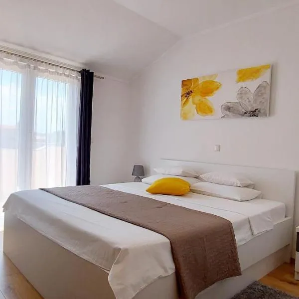 Apartments Marijana, hotel in Rab