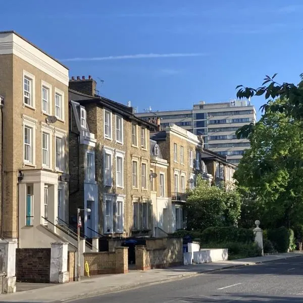 STUNNING GARDEN APARTMENT Central Exclusive Self Catering With Free Off Road Parking By Flat & Wiffi Beautifully Secluded 3 mins From All Amenities THIS IS A HOME NOT A HOTEL, Hotel in London