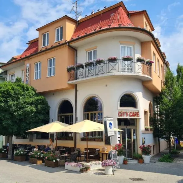 City Hotel,位于皮耶什佳尼的酒店