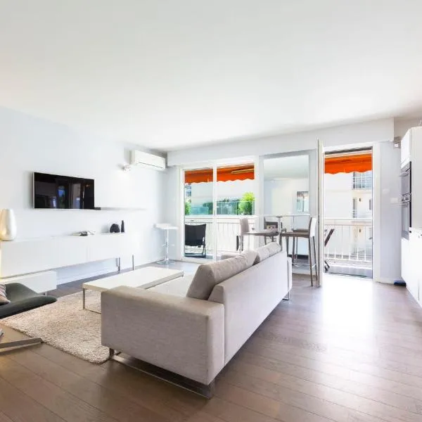 Modern apartment 2 bedrooms quiet terrace in a palm beach area, 30 meters from seaside，位于戛纳的酒店