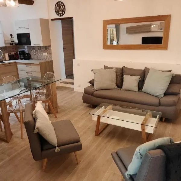 Beautiful Old Town flat, near the beach, hotel en Niza