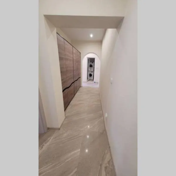 Луксозен апартамент с гледка към парк и топ център, ξενοδοχείο στο Γιάμπολ