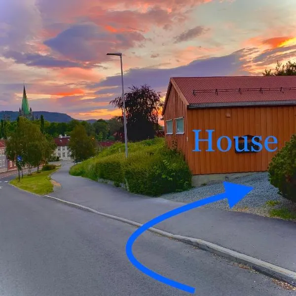 Private house-terrace-garden -parking-WiFi-smartTV, hotel in Trondheim