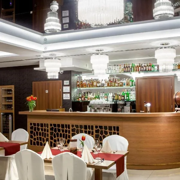 Hotel Miodowy Młyn: Opatów şehrinde bir otel