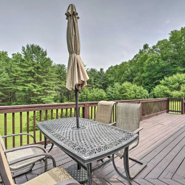 Deck, Fire Pit and Yard Mountain Escape!, hotel in Benezette