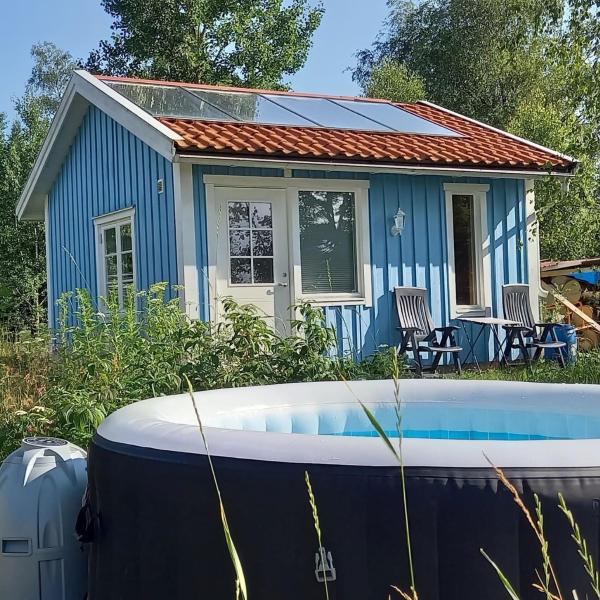 Gäststuga i vacker natur, bastu, bubbelpool sommartid och gratis parkering, guesthouse with nice view with sauna and free parking close to Dalsjöfors and fishing