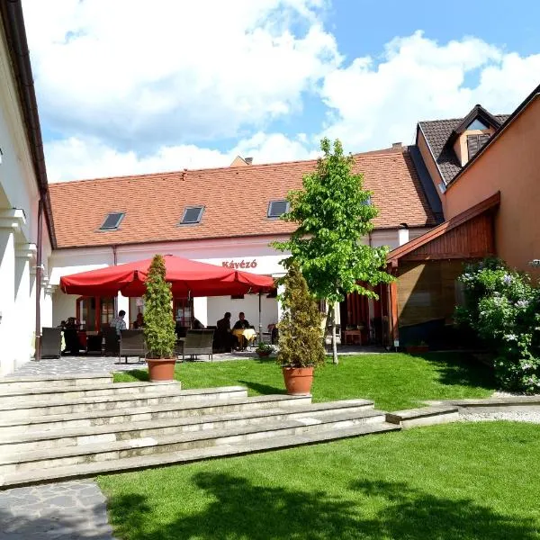 Servita Udvarház Eger, hotel v destinaci Eger
