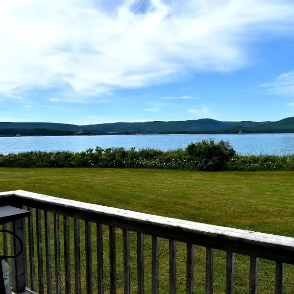 Seascape Coastal Retreat - 2 ADULTS ONLY - HOT TUB AND WITHOUT HOT TUB OCEANFRONT PROPERTY, hotel in Ingonish