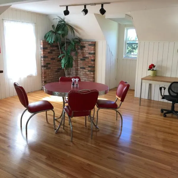 Secluded, Charming and Unique! Spacious Apartment EXCELLENT Central Location, hotel in San Diego