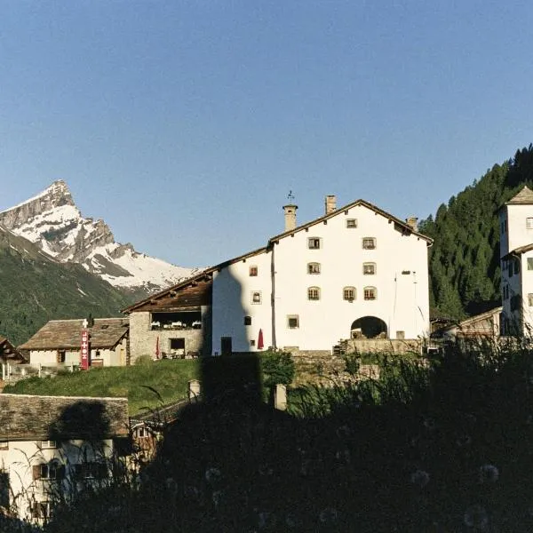Hotel Weiss Kreuz, hotel in Splügen