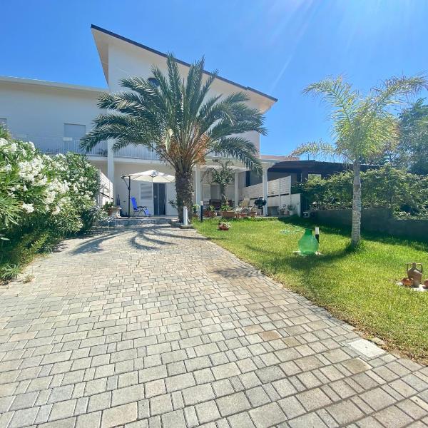 VILLA OASI a 50 mt dalla spiaggia