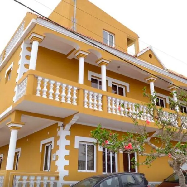 Residensia Ka Denxu, hotel in Vila Nova Sintra