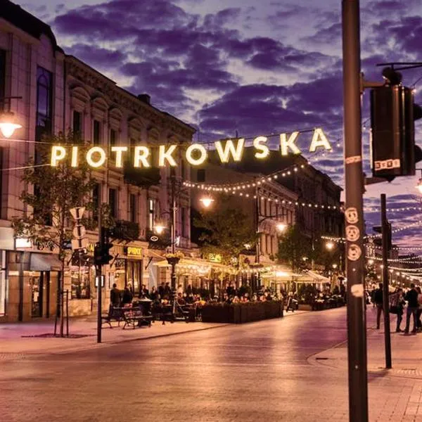 Apartament I LOVE PIOTRKOWSKA z wielkim lustrem, balkonem i klimatyzacją, hotel in Łódź