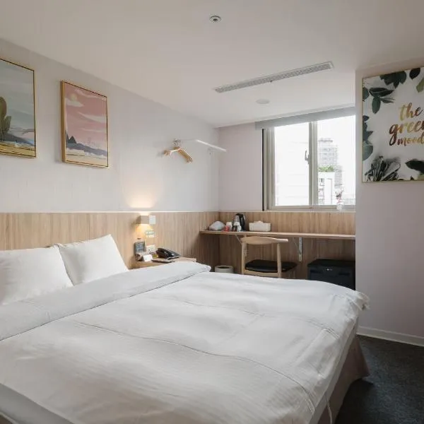 Hotel attic, hotel in Taipei