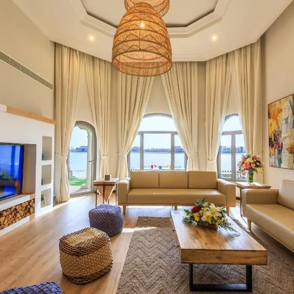 The S Holiday Homes - Stunning 5 Bedrooms Villa at the Palm Jumeirah with Private Beach and Pool, hotel v Dubaji
