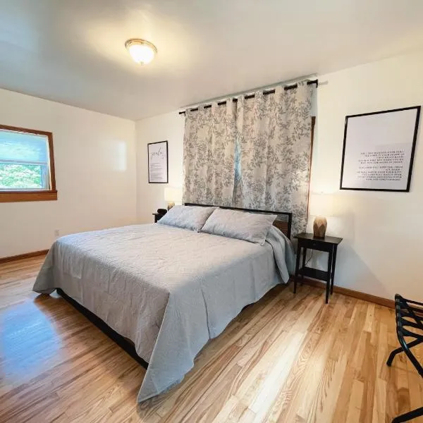 3 Bedroom home outside of Berlin, Patio with Hot Tub!, hotel in Millersburg