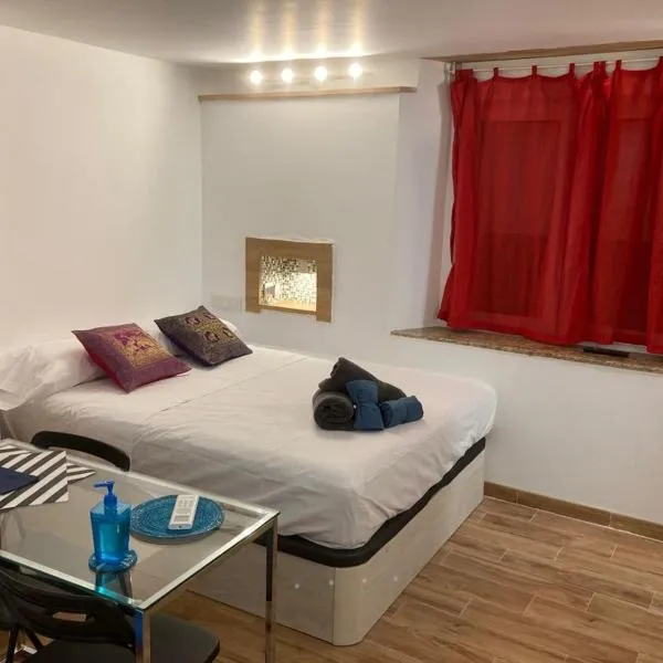 Malagueña Salerosa "Apartamento - estudio con terraza" En casa típica de 1 a 4 dormitorios, hotel in Málaga